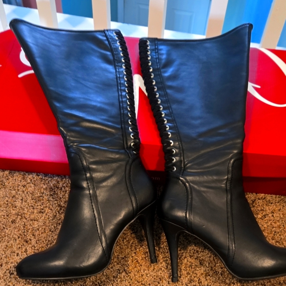 Elegant Black (V)Leather Knee-High Boots